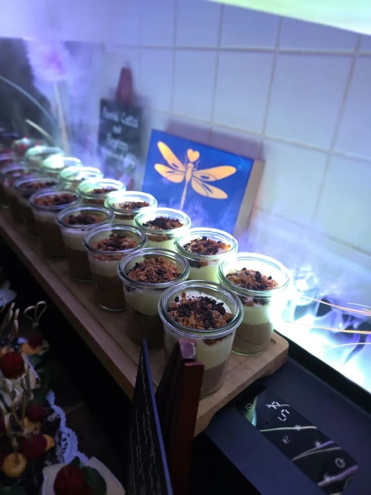 Desserts im Glas am Buffet