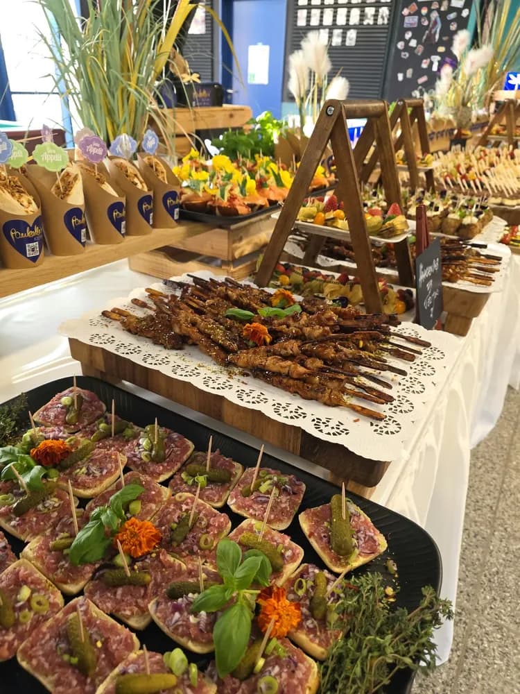 Buffetstrecke mit Yakitori-Spießen und Canapés