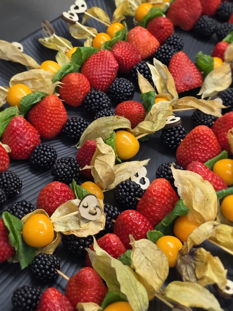 Obstspieße mit Beeren und Physalis