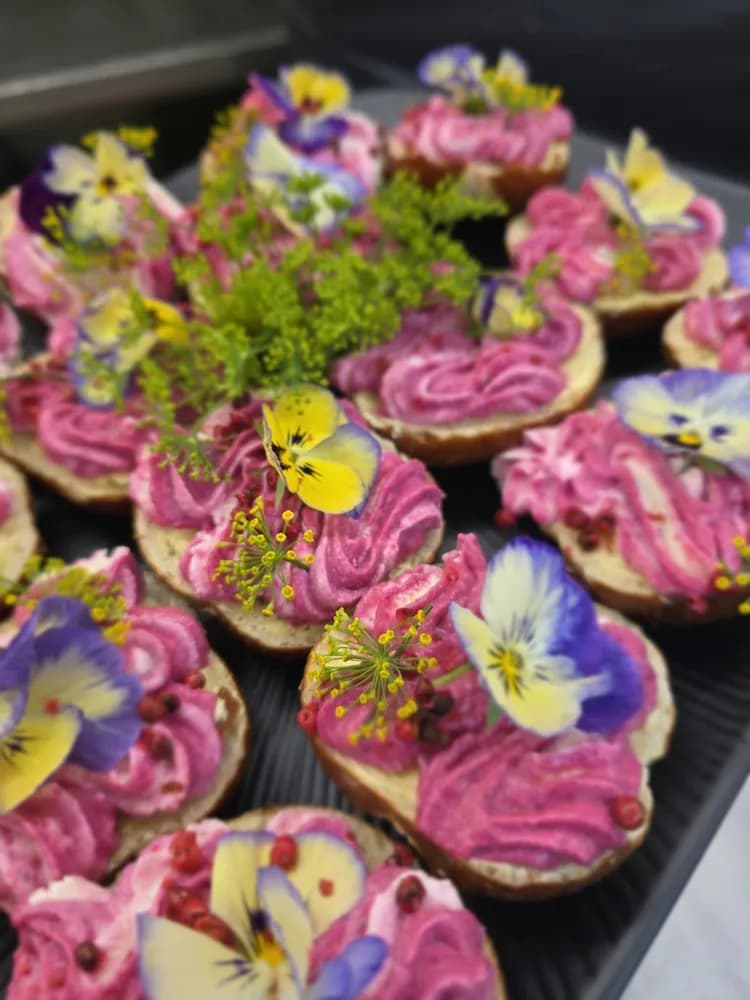 Rote-Bete-Hummus-Canapés mit Stiefmütterchen
